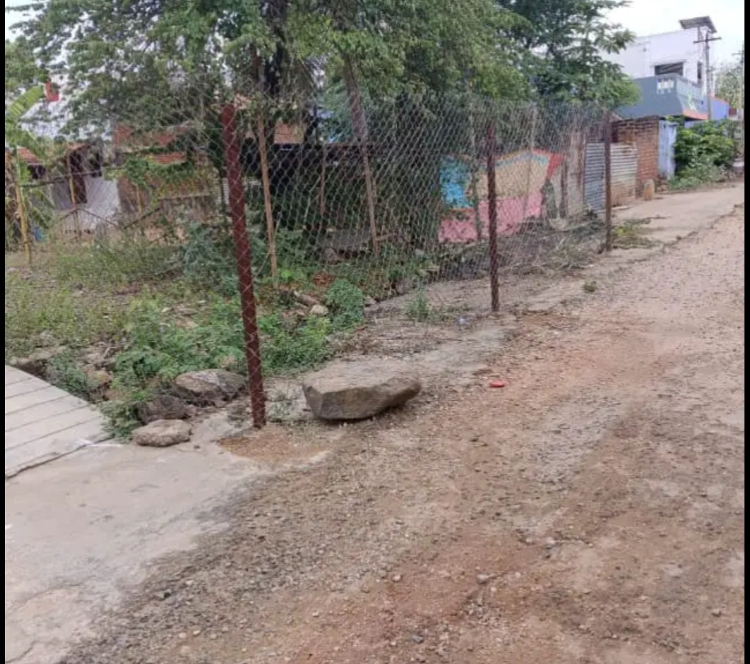 தெருக்களில் வேலி அமைத்து போக்குவரத்திற்கு தடை ஏற்படுத்திய தனியார் பள்ளி ஆசிரியர்கள்...!!!!