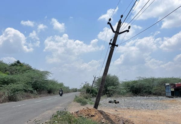 சாய்ந்த மின்கம்பத்தால் கோர விபத்து..! 5 வயது குழந்தை பலி, ஒருவர் காயம்..!