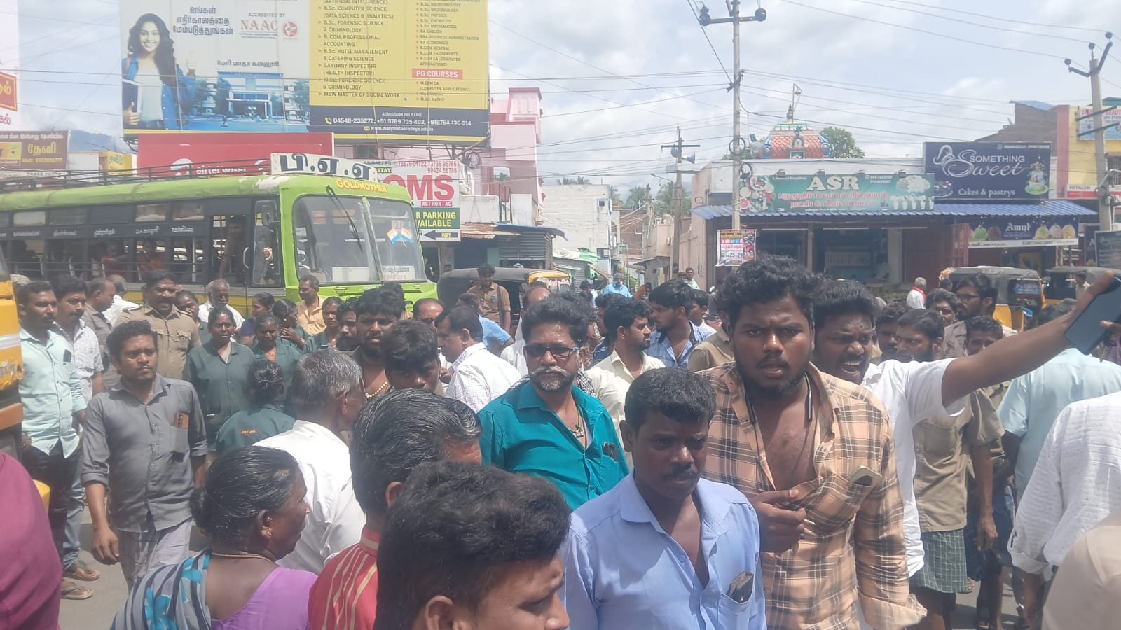 பெரியகுளத்தில் சாலை மறியல்..! போக்குவரத்து கடும் பாதிப்பு...!