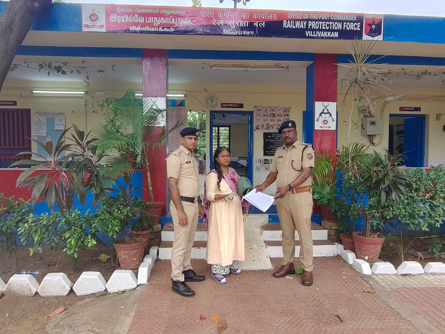 மூதாட்டி தவறவிட்டதை சினிமா பாணியில் பத்திரமாக மீட்ட போலீசார்..! குவியும் பாராட்டுக்கள்....!