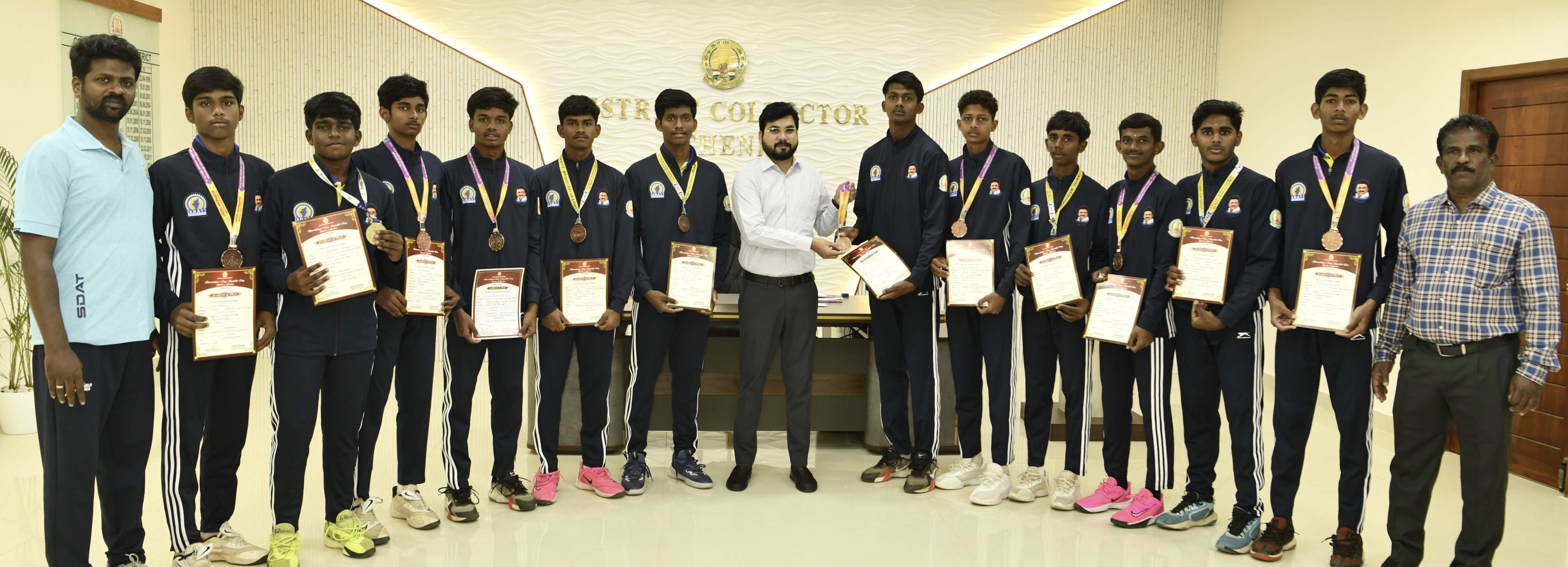 குடியரசு தின விழா விளையாட்டுப் போட்டிகளில் பதக்கங்களை பெற்ற  வீரர், வீராங்கனைகளுக்கு கலெக்டர் பாராட்டு...!!!