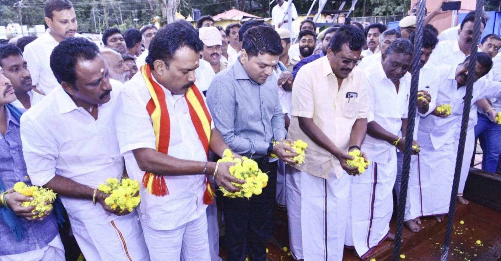 முல்லைப் பெரியாறு அணையில் இருந்து முதல் போக நெல் சாகுபடிக்கு கலெக்டர் வைத்தியநாதன் நீரை திறந்து வைத்தார்...!!!