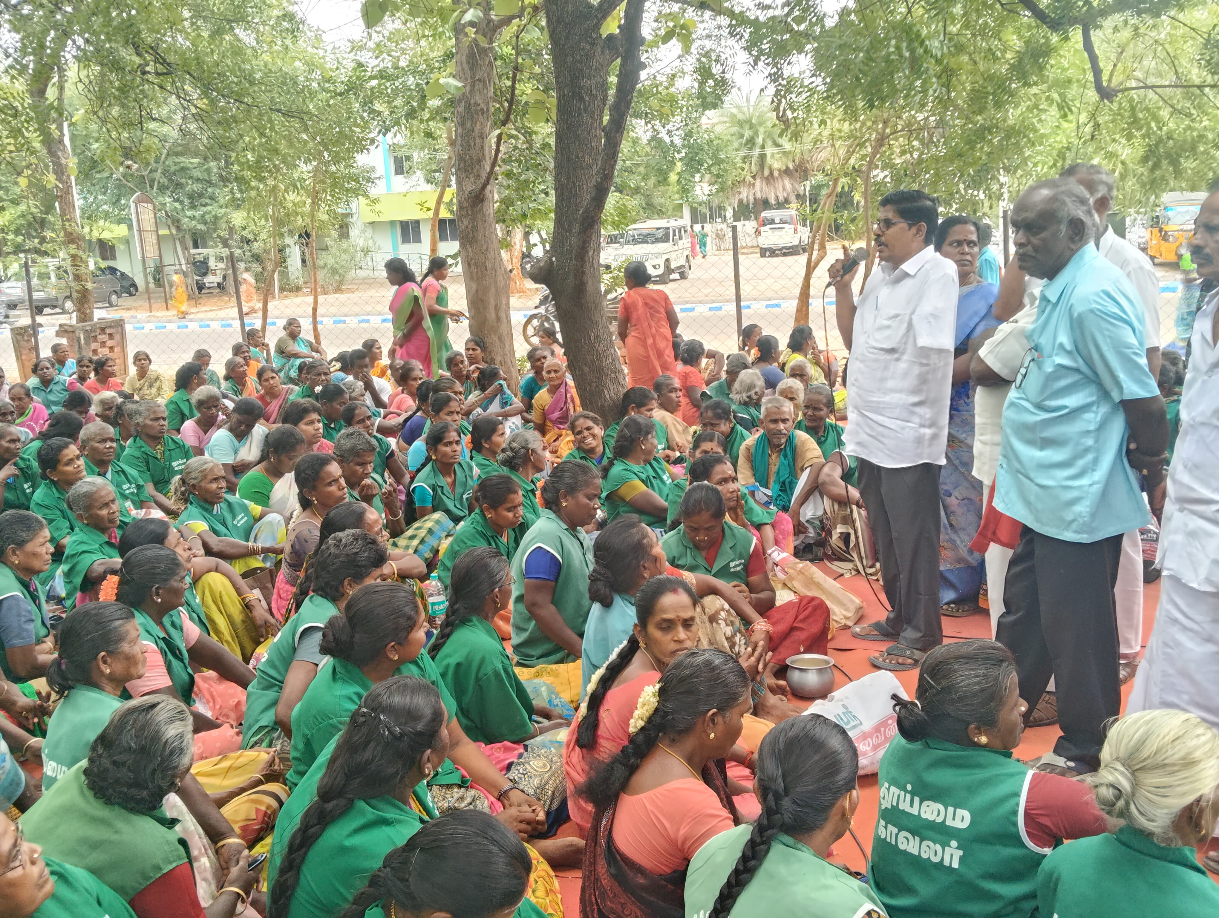 சோற்றுச் சட்டி ஏந்தி நூதனப் போராட்டம்...!