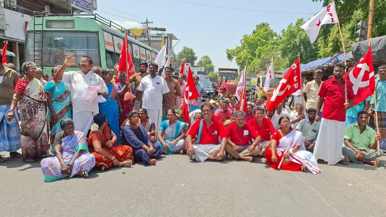 திடீர் சாலை மறியல்..! துரிதமாக செயல்பட்ட போலீஸ்...! பரபரப்பு...!