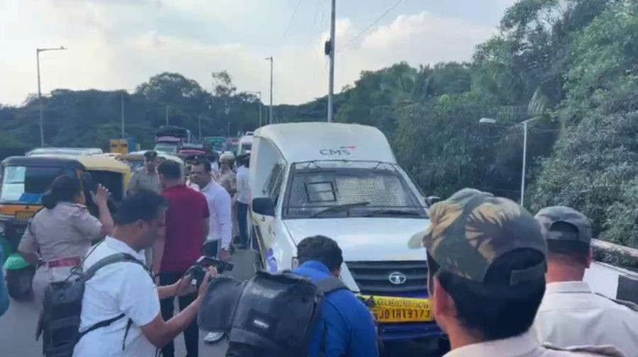 பட்டப்பகலில் ஏடிஎம் வாகனம் கடத்தி ரூ.7.11 கோடி கொள்ளை..! பெரும் பரபரப்பு...!