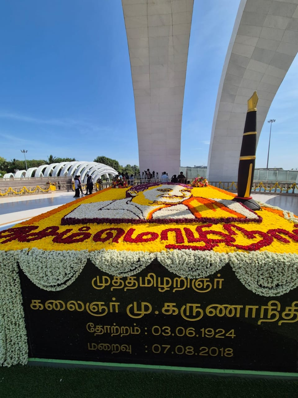 இன்று செம்மொழி நாள்...! மெரினாவில் குவியும் மக்கள்..!