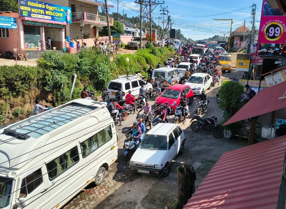 கடும் போக்குவரத்து நெரிசல்..! சுற்றுலாப் பயணிகள் அவதி..!