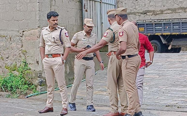 கனிம வளங்கள் கடத்தல் புகார்...! எஸ்பி ஸ்டாலின் அதிரடி ஆய்வு...! நடுங்கும் உரிமையாளர்கள்....!