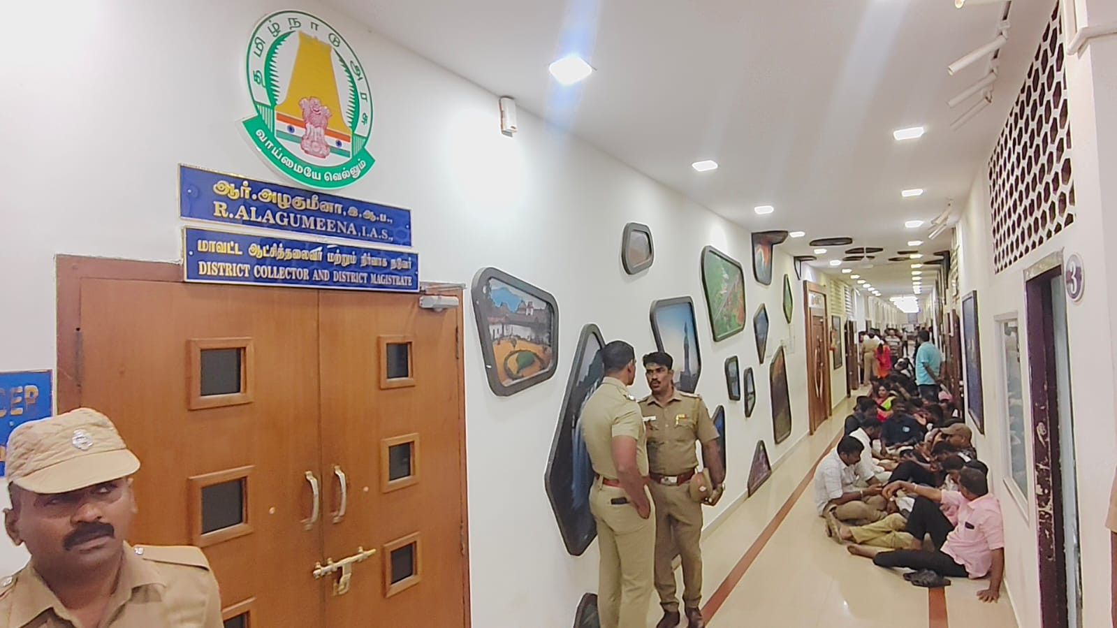 கலெக்டரை கண்டித்து விஏஓக்கள் உள்ளிருப்பு போராட்டம்...!!!
