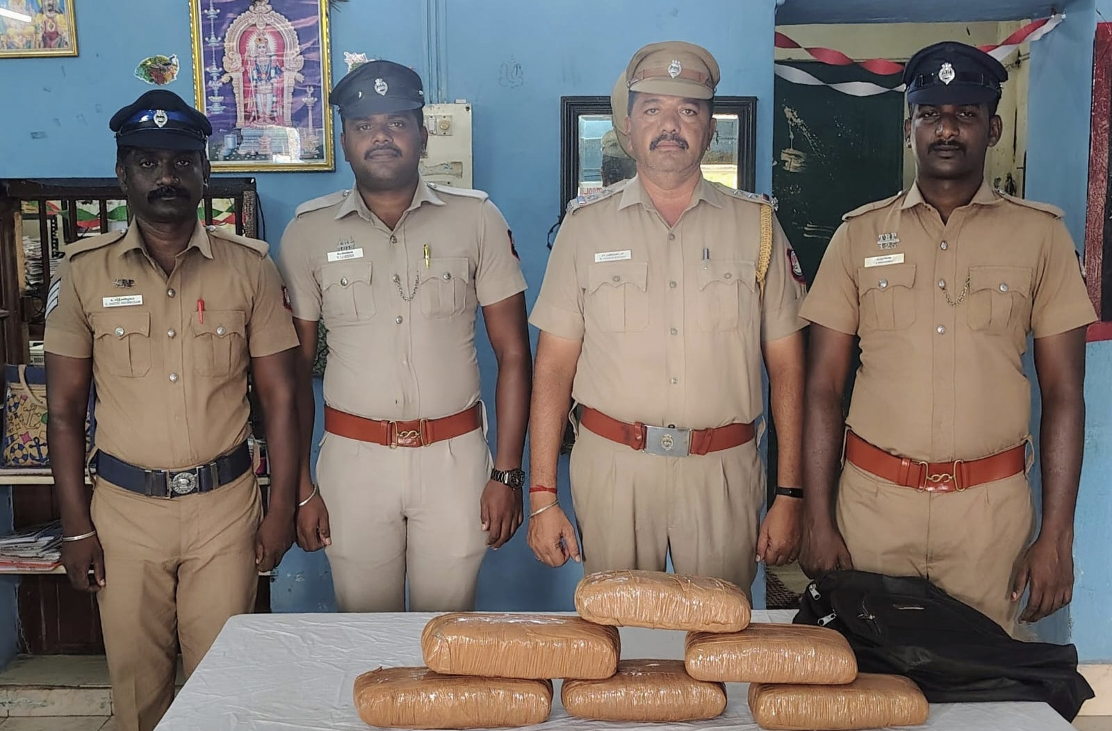 ஆறு கிலோ கஞ்சா பறிமுதல்...!!! போலீஸ்காரருக்கு குவியும் பாராட்டுக்கள்..!!!