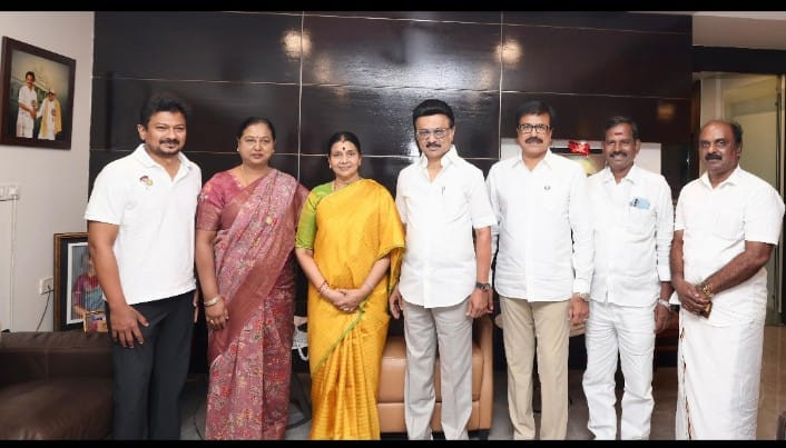 தேமுதிக பொதுச்செயலாளர் பிரேமலதா...! முதல்வரை திடீர் சந்திப்பு...! அரசியலில் குழப்பம்....!