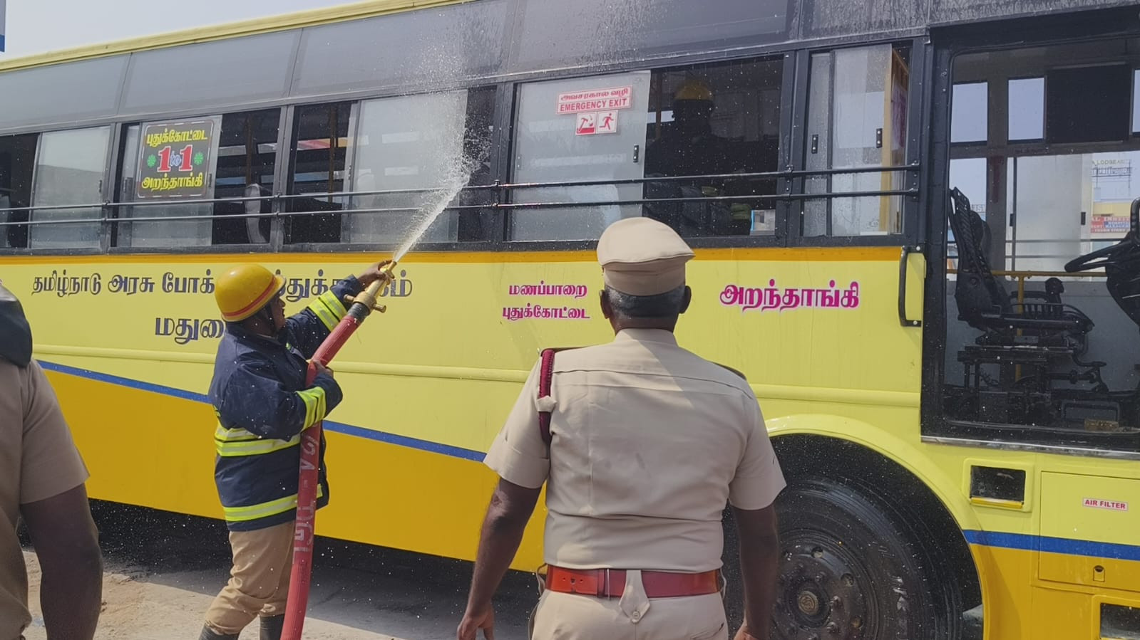 திண்டுக்கல் பேருந்து நிலையத்தில் பரபரப்பு...! தீயணைப்புத் துறையினர் துரித நடவடிக்கை..!