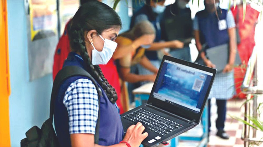 மாணவர்களுக்கு மடிக்கணினி...! அதிமுக அதிரடி..! பெருந்திரள் ஆர்ப்பாட்டம்...!