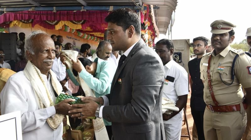 தேனியில் சுதந்திர தின விழா கொண்டாட்டம் நலத்திட்ட உதவிகள் வழங்கிய கலெக்டர்....!!!"