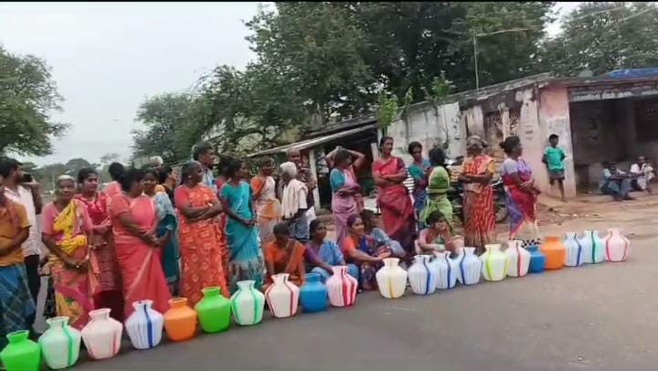 பொதுமக்கள் சாலை மறியல்...! போக்குவரத்து பாதிப்பு...!