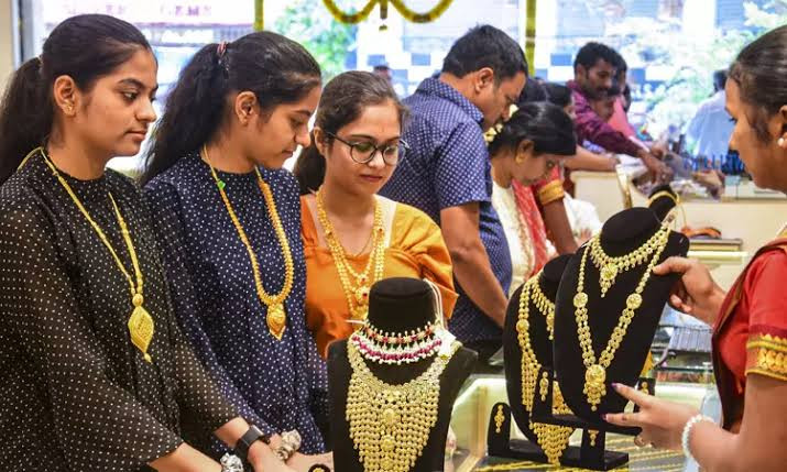 தங்கம் விற்பனை அமோகம்..! விலை குறைவால் மக்கள் ஆர்வம்.!