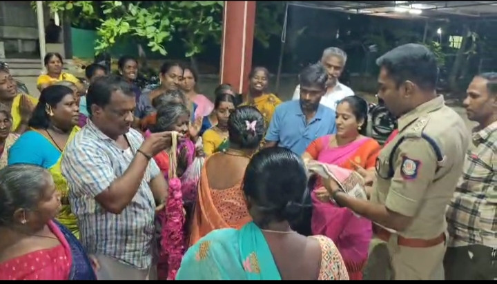 காவல்துறையினருக்கு மாலை அணிவித்து மரியாதை...! மக்கள் பெருமிதம்.....!