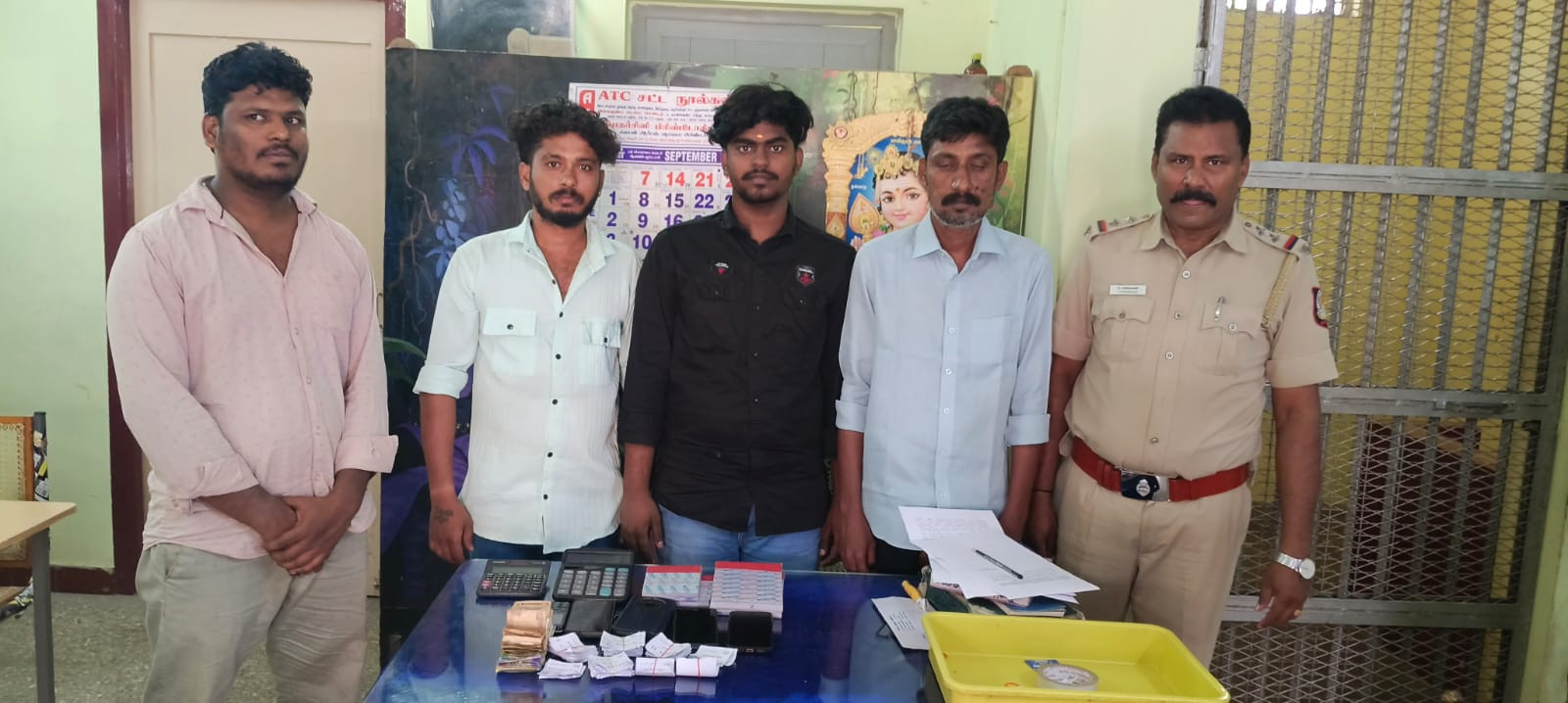 அரசால் தடை செய்யப்பட்ட வியாபாரம்...! இளைஞர்கள் அதிரடி கைது....!