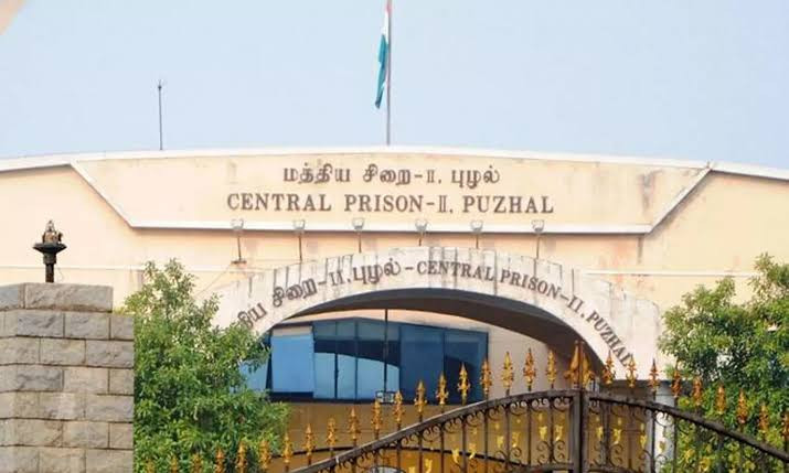புழல் சிறையில் அதிரடி சோதனை...! வசமாக சிக்கிய நபர்கள்....!