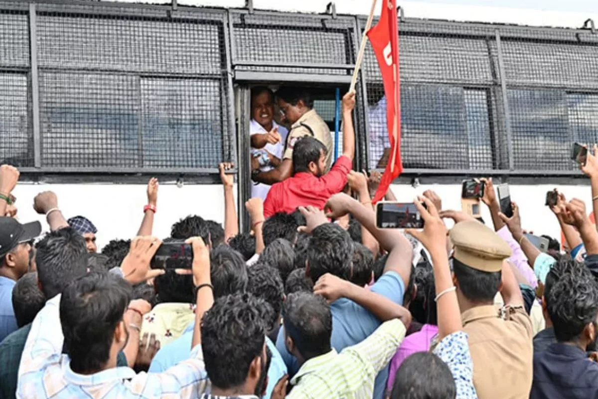 கலெக்டர் அலுவலகம் முன்பு...! தொழிலாளர்கள் 70 பேர் கைது...! பெரும் பரபரப்பு...!