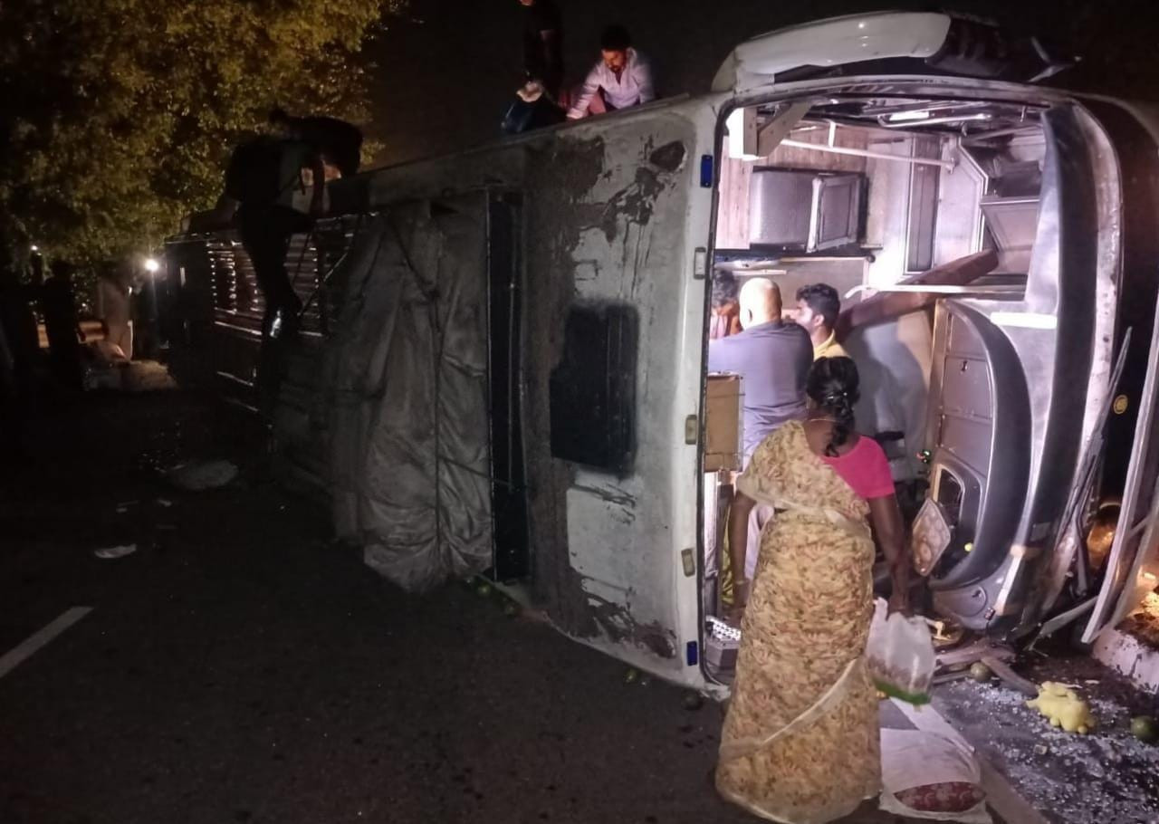 திண்டுக்கல்லில் ஆம்னி பேருந்து கவிழ்ந்து விபத்து...! 23 பேர் படுகாயம்...! 