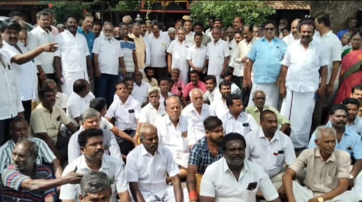 தொண்டர்கள் தர்ணா போராட்டம்...! பெரும் பரபரப்பு...!