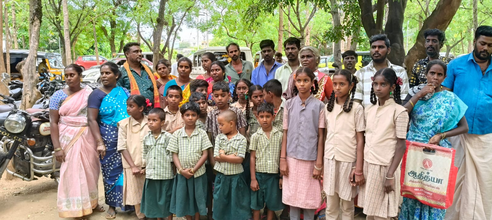 சான்றிதழ் மறுப்பு...! 36 மாணவர்களுடன் கலெக்டரிடம் மனு..!