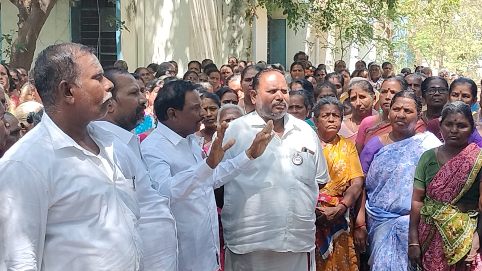 பொதுமக்கள் திடீர் முற்றுகை...! திகைத்து போன அலுவலர்கள்...! பெரும் பரபரப்பு...!