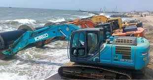 கரை ஒதுங்கிய ராட்சத குழாய்...! நகர்த்தும் பணி தீவிரம்...!