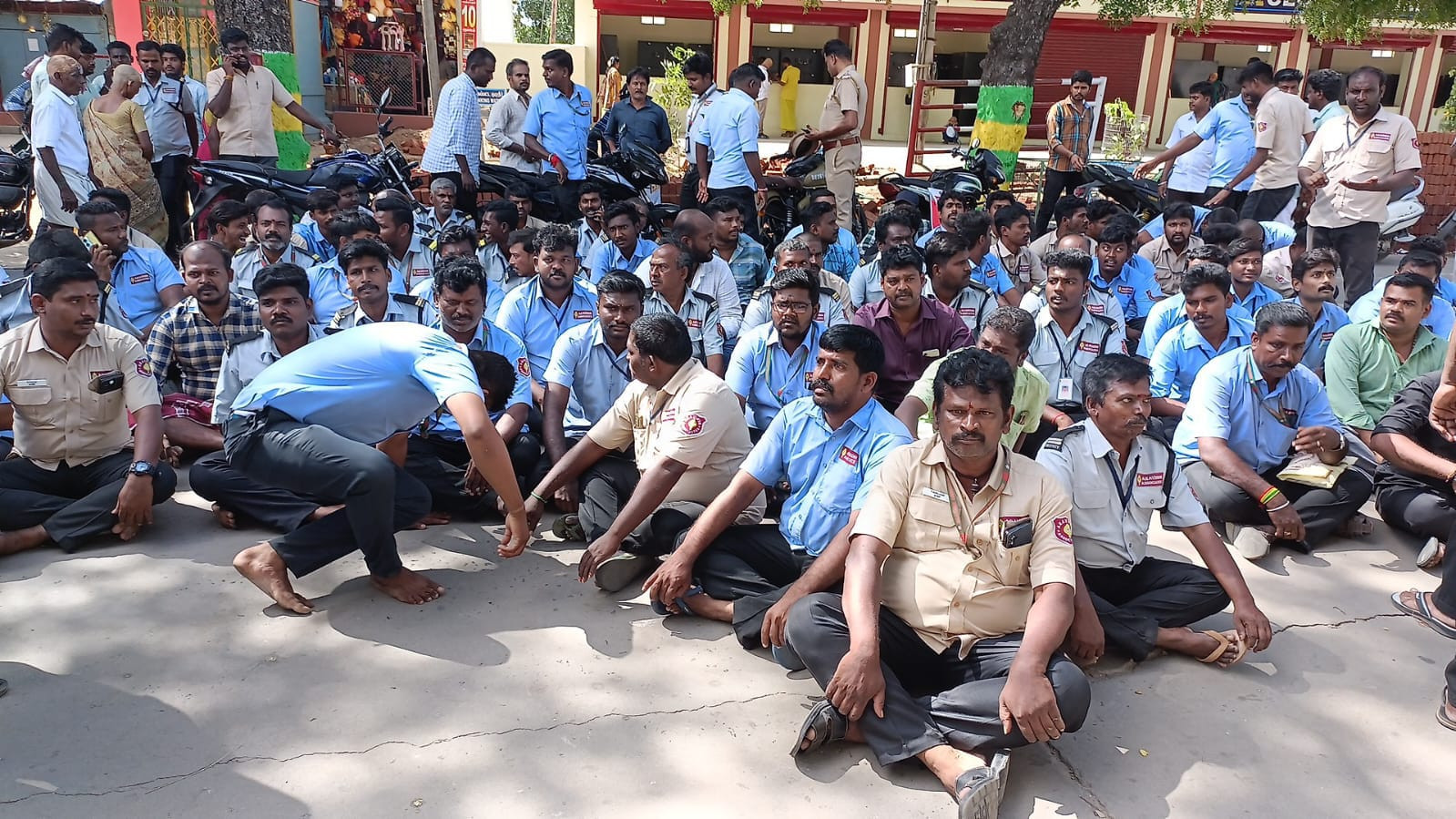 செக்யூரிட்டி கைது...! தர்ணா போராட்டம் நடத்திய சக ஊழியர்கள்..! பக்தர்கள் அவதி..!