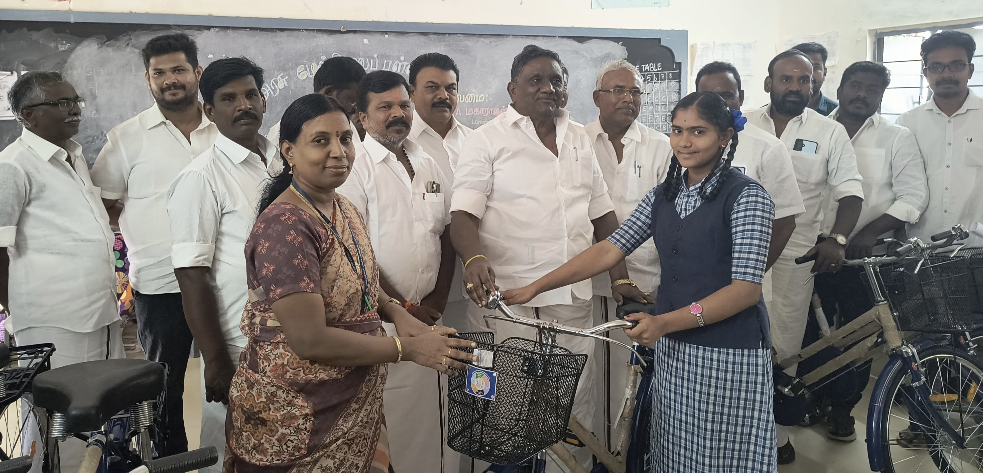 மாணவர்களுக்கு விலையில்லா சைக்கிள் வழங்கிய எம்எல்ஏ மகாராஜா....!!!!