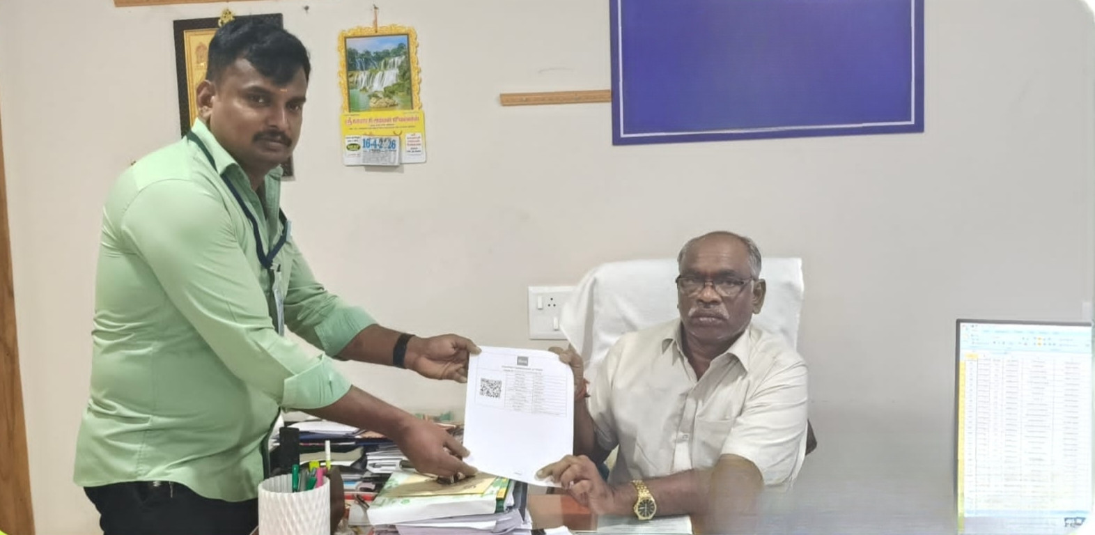 வங்கி வாகனத்தில்...! ரூ.2.5 லட்சம் பறிமுதல்...! பரபரப்பு...!