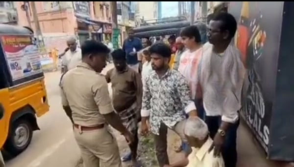 மயங்கி விழுந்த முதியவருக்கு முதலுதவி செய்த எஸ்.பி. ஸ்டாலின்...! குவியும் பாராட்டுக்கள்...!