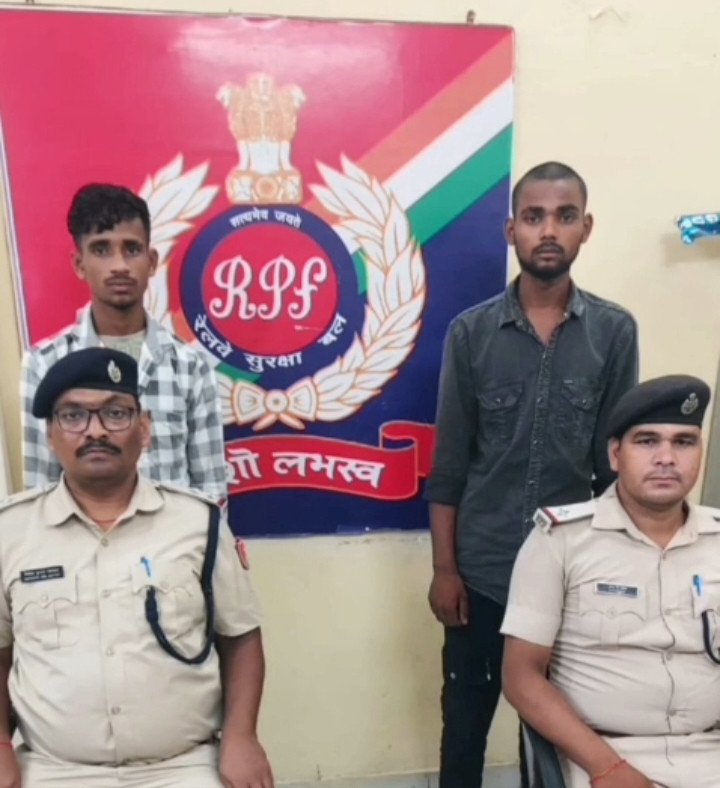 ரீல்ஸ் மோகம்...! ஓடும் ரயிலில் பயணிகளைத் தாக்கிய...! இருவர் கைது....!