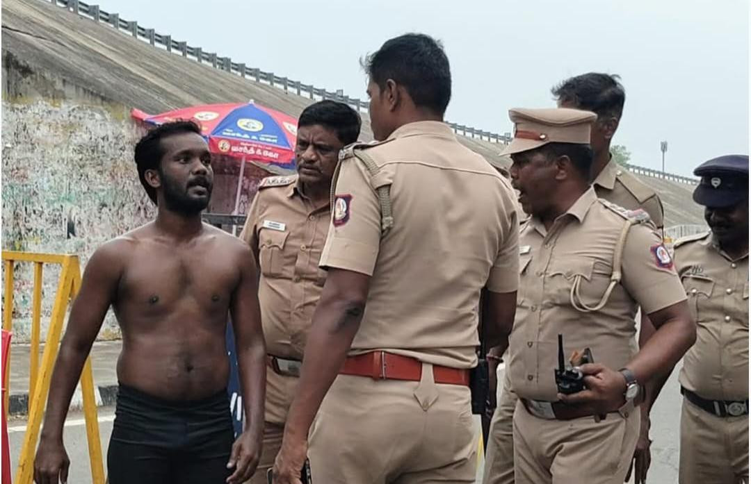 மேலாடை அணியாததால் பரபரப்பு  !  தடுத்து நிறுத்திய அதிகாரிகள் !!  இளைஞன் உருக்கம் !!! 