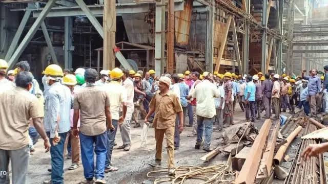 டிரான்ஸ்பார்மர் வெடித்து தீ விபத்து...! அச்சத்தில் ஊழியர்கள்...!