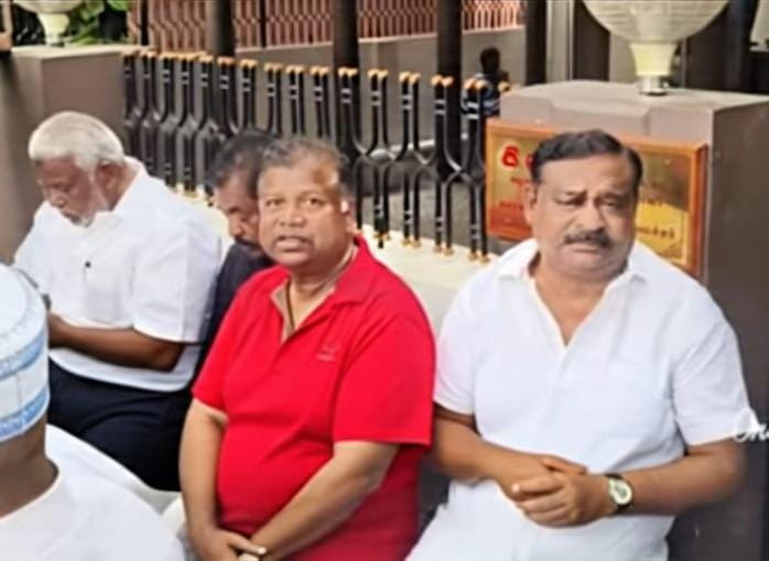 அமைச்சர் வீட்டிற்கு வந்த முன்னாள் அதிமுக எம்எல்ஏ...!!!