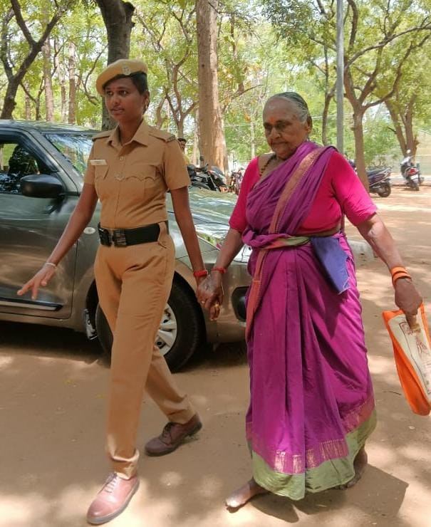 கலெக்டர் அலுவலகத்தில் நெகிழ்ச்சி...! ஊர்க்காவல் படைப் பெண் செய்த செயல்..!