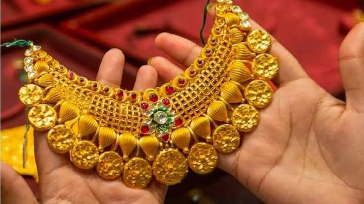 ஆபரண தங்கம் விலையில் மாற்றம்...! குவியும் மக்கள்...!