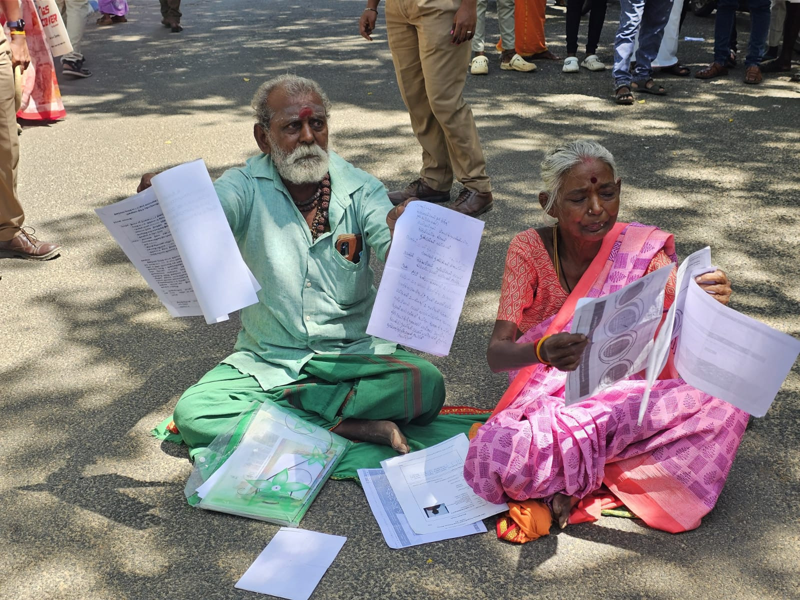 கலெக்டர் அலுவலகத்தில் தம்பதியினர் போராட்டம்...! திடீர் பரபரப்பு...!