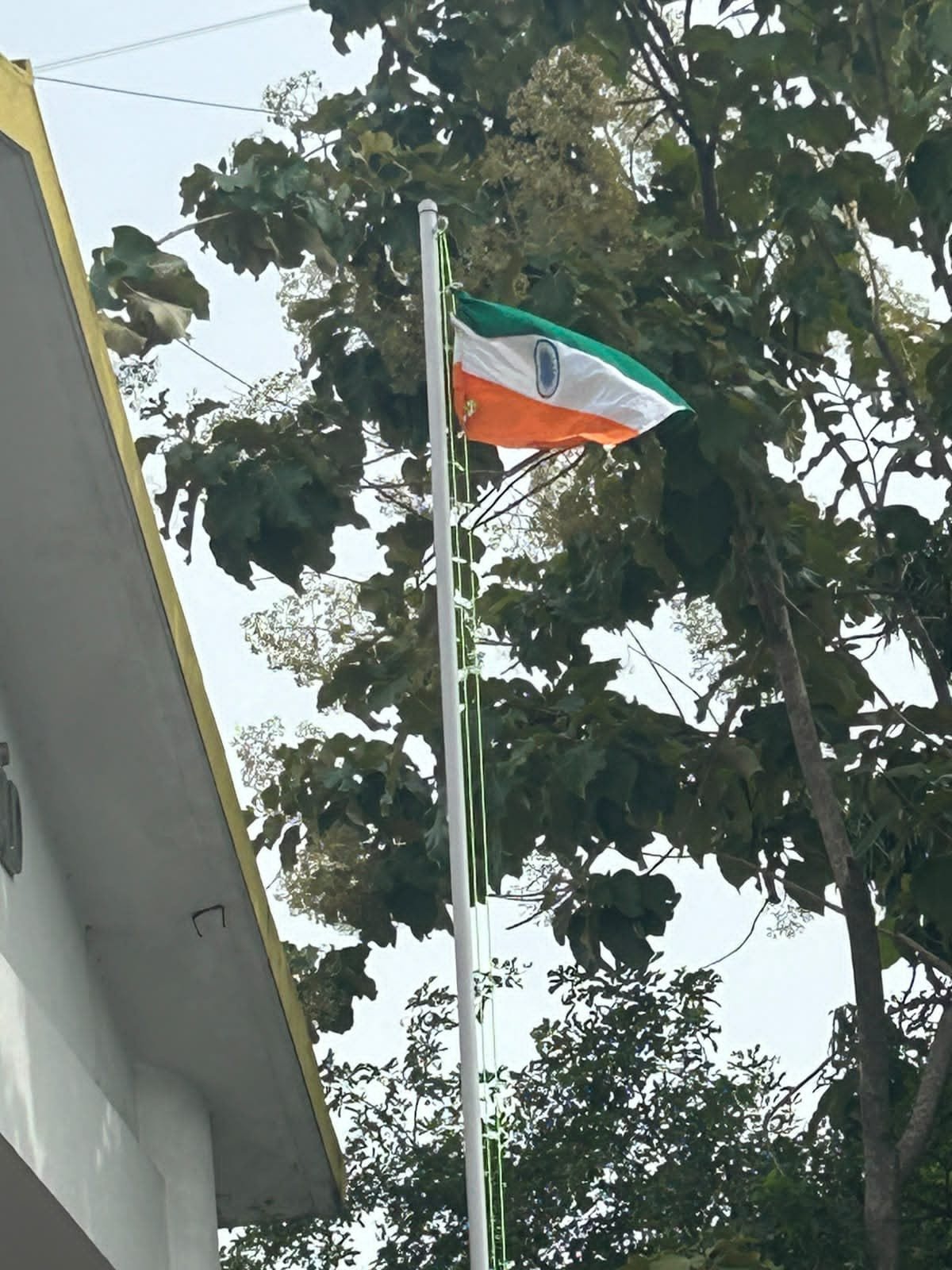 வேலூரில் தலைகீழாக தொங்க விடப்பட்ட தேசிய கொடி...??  நடவடிக்கை எடுக்க வேண்டும் சமூக ஆர்வலர்கள் கோரிக்கை...!!!