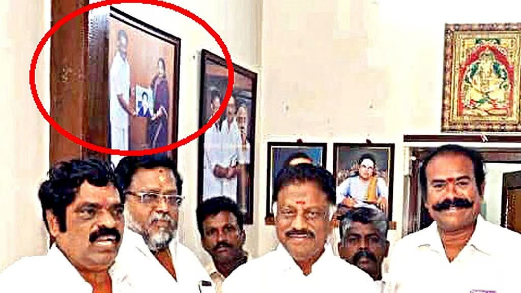 ஓபிஎஸ் வீட்டில் மீண்டும் ஜெயலலிதா புகைப்படம்  ?  