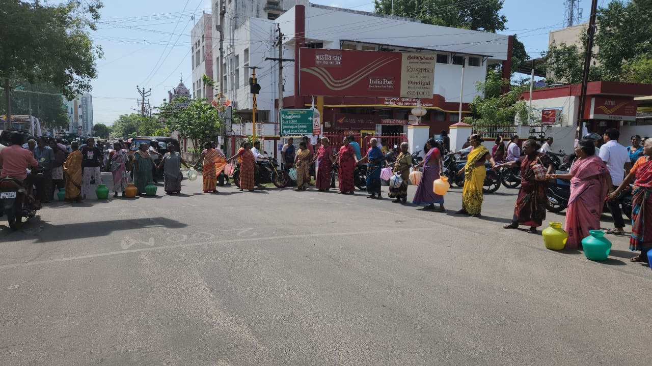 தலைமை தபால் நிலையம் முன் திடீர் சாலை மறியல்...! திரண்ட மக்களால் பரபரப்பு...!