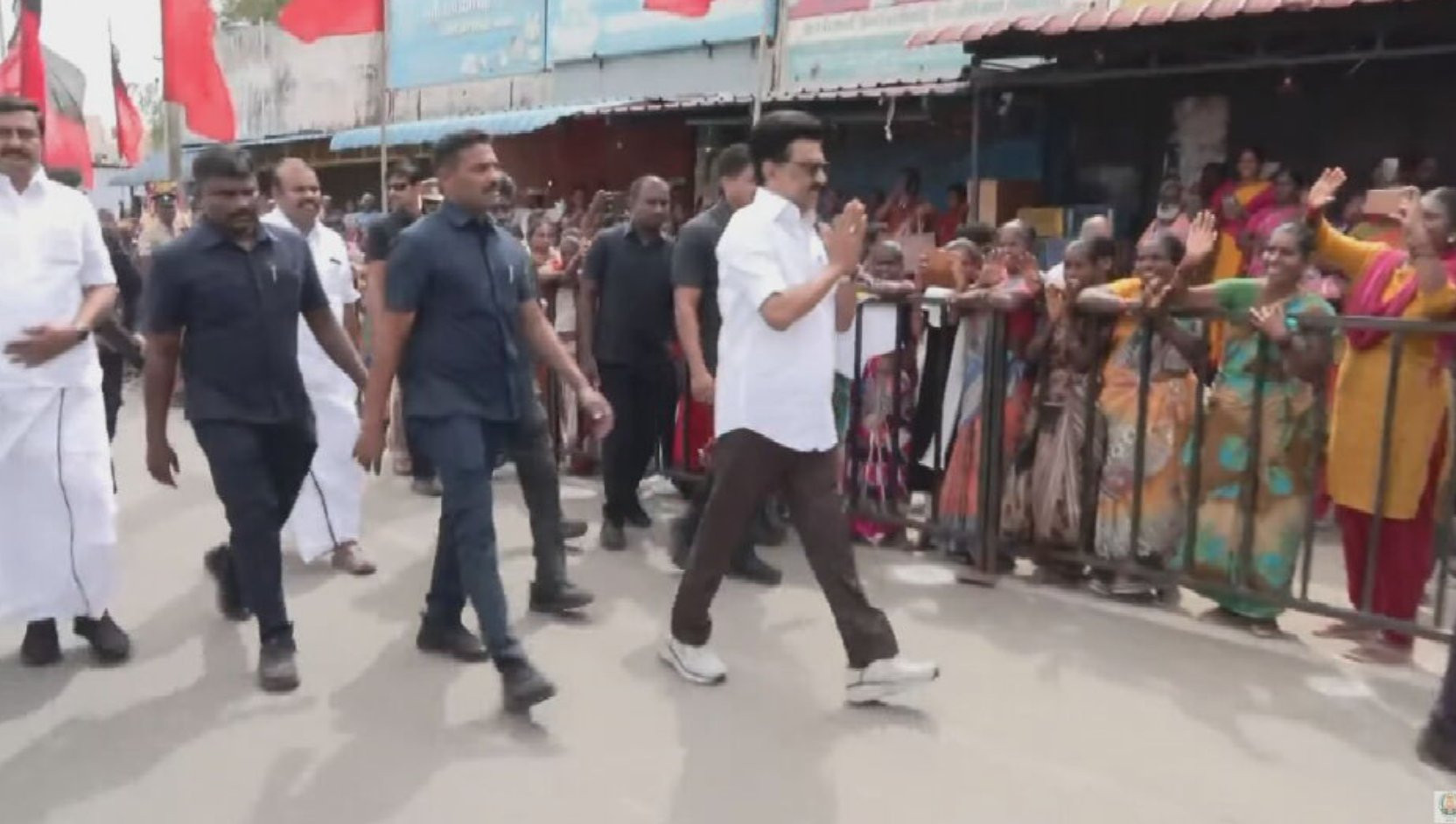 முதல்வருக்கு உற்சாக வரவேற்பு...! மலர்தூவி மரியாதை....!