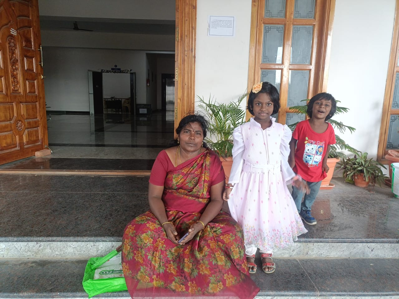 குழந்தைகளுடன் காத்திருக்கும் ஆசிரியை - கருணை காட்டுமா?  தமிழக அரசு. !