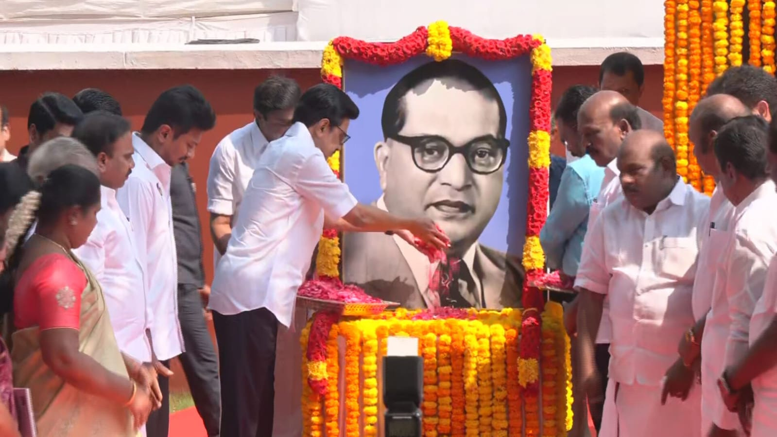 அம்பேத்கர் பிறந்த நாள்....! முதலமைச்சர் நேரில் மலர் தூவி மரியாதை....!