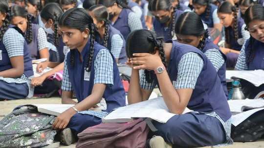 இரட்டை சகோதரிகள் அசத்தல்..! 12ம் வகுப்பு பொதுத்தேர்வில் சாதனை..!