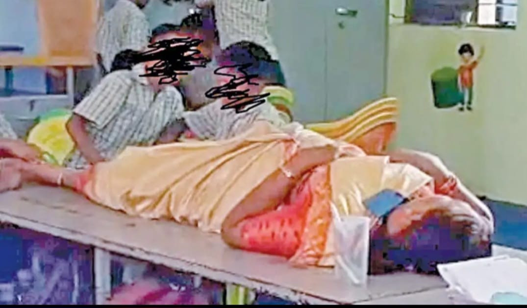 தலைமை ஆசிரியருக்கு...! பள்ளியில் மாணவர்கள் மசாஜ்....! அதிர்ச்சி தகவல்...! 