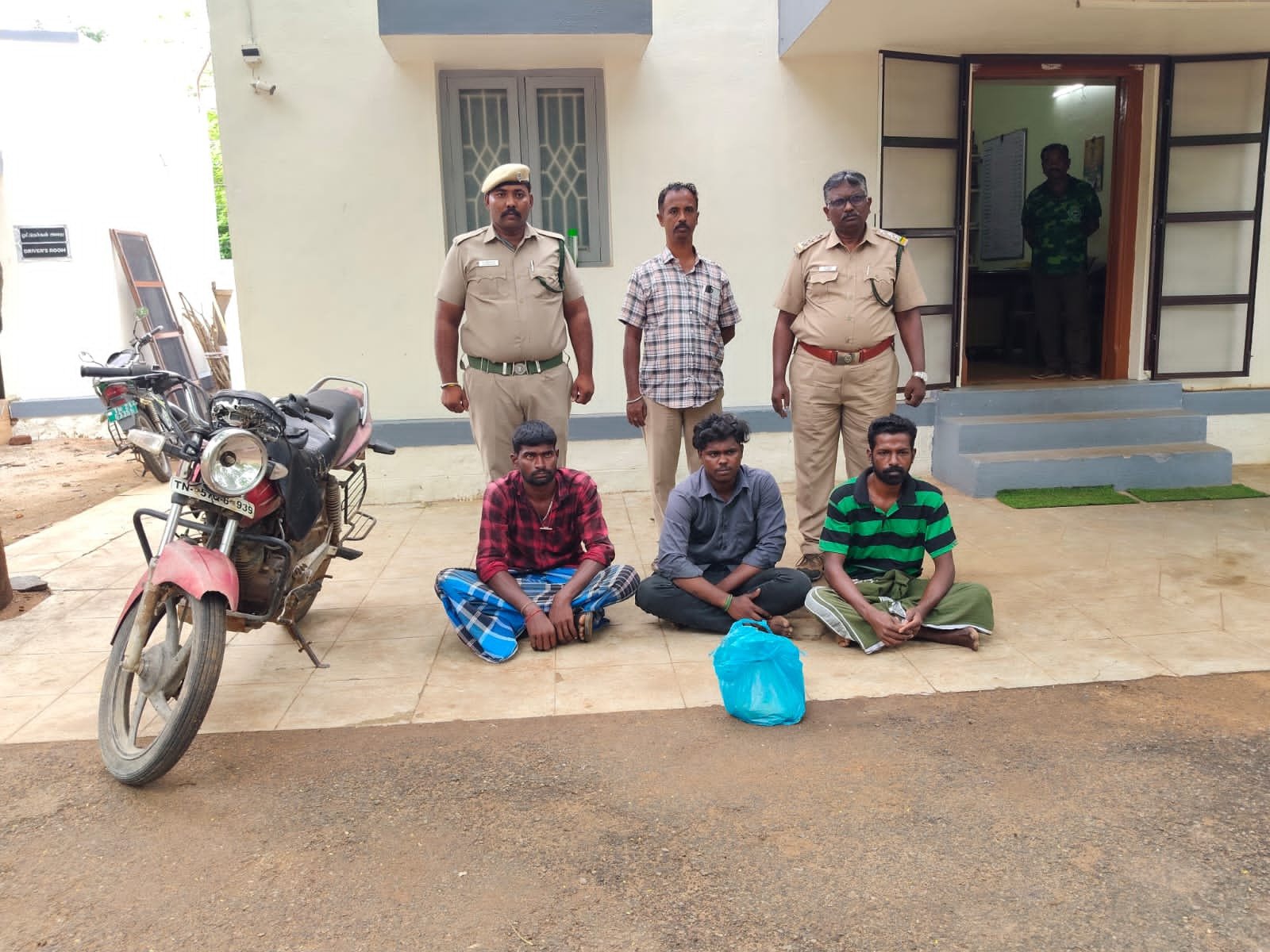 காட்டுப்பன்றி இறைச்சி பறிமுதல் ! 3 பேருக்கு அபதாரம் விதித்து வனத்துறை அதிரடி !!