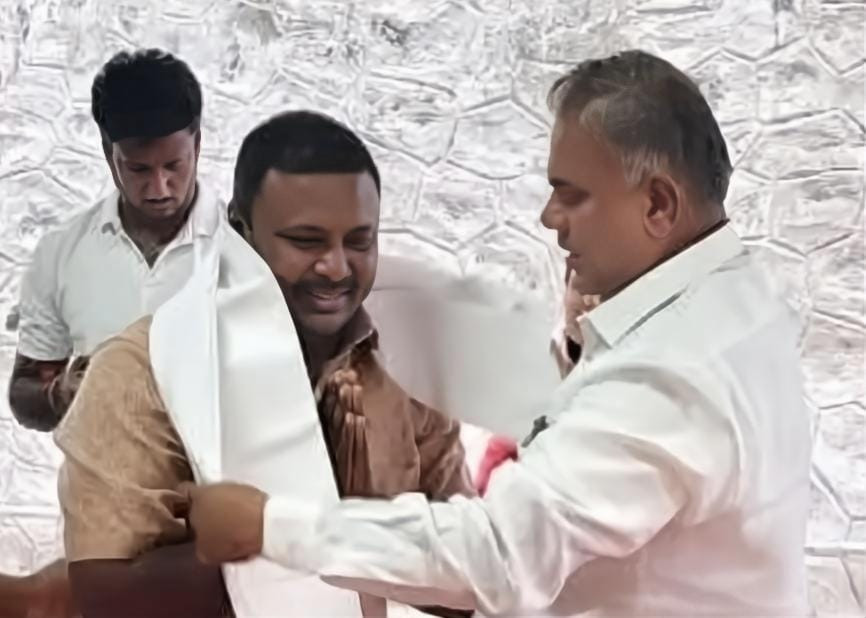 தவெகவில் இணைந்த அதிமுக நிர்வாகி..! இவர் பின்னணி தெரியுமா...?